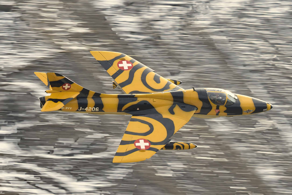 Axalp Switzerland «Tiger-Hunter» (Kennzeichen HB-RVV, ein Hawker Hunter Doppelsitzer), Fliegerschiessen